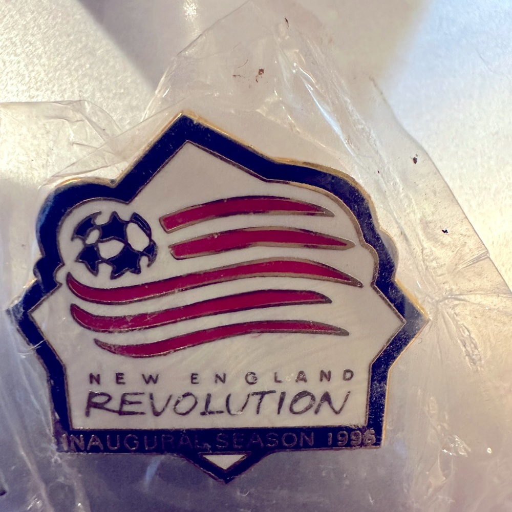 NWT NIB RARE 1996 MLS SOCCER INAUGURAL SEASON LAPEL PIN New England REVOLUTION